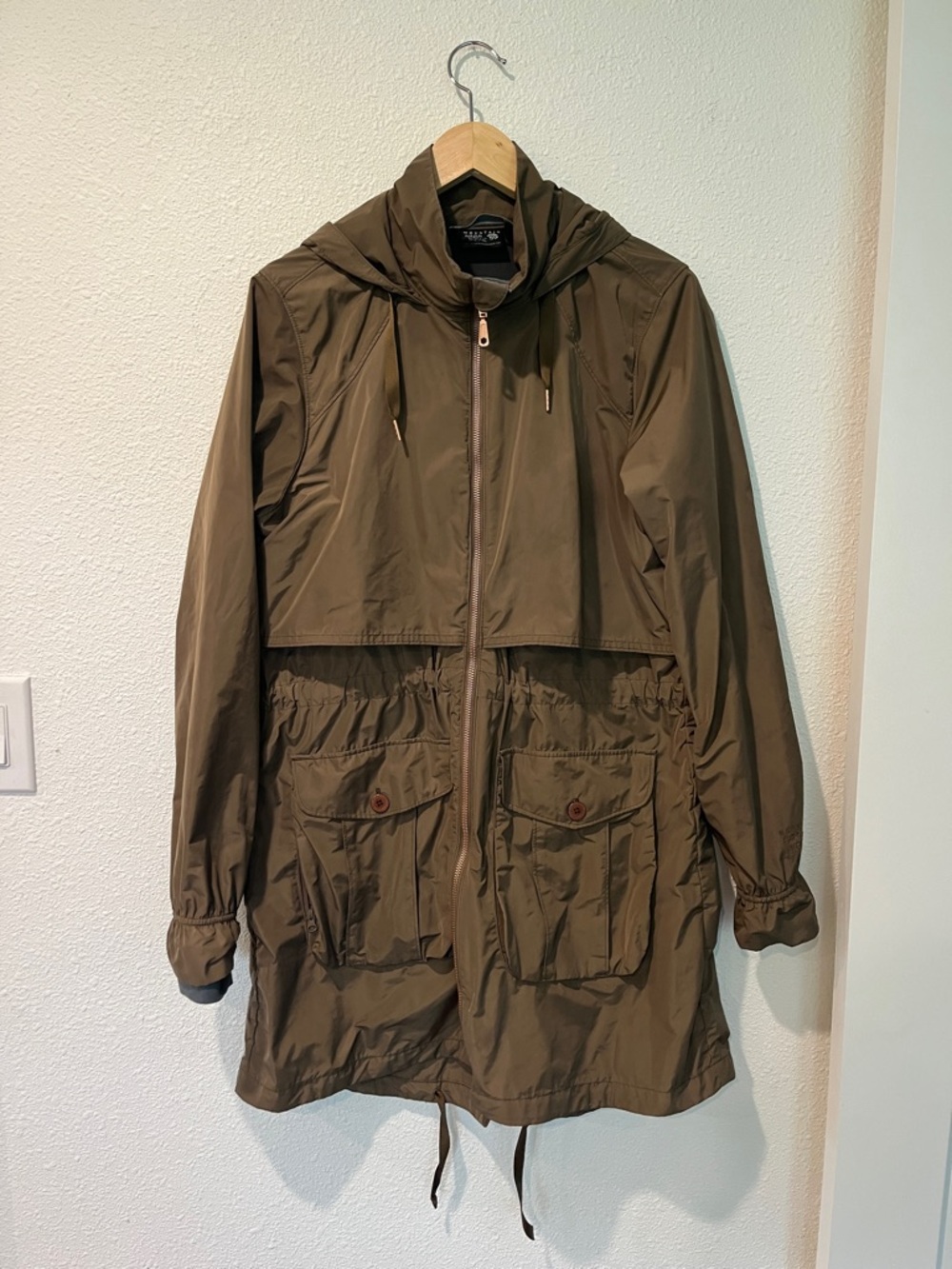 Mountain Hardwear Raincoat - Picture 2 of 7
